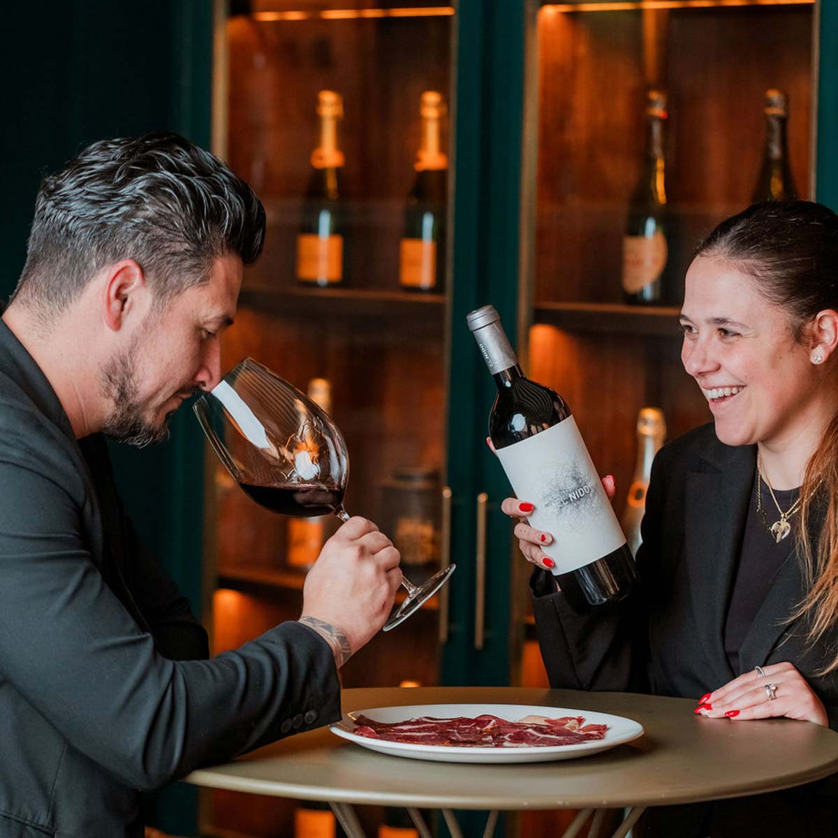 vino servido en Carnívora Restaurante Badajoz